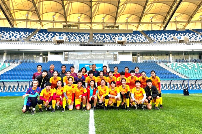 Tuyển nữ Việt Nam làm quen sân thi đấu ở Uzbekistan. Ảnh: VFF