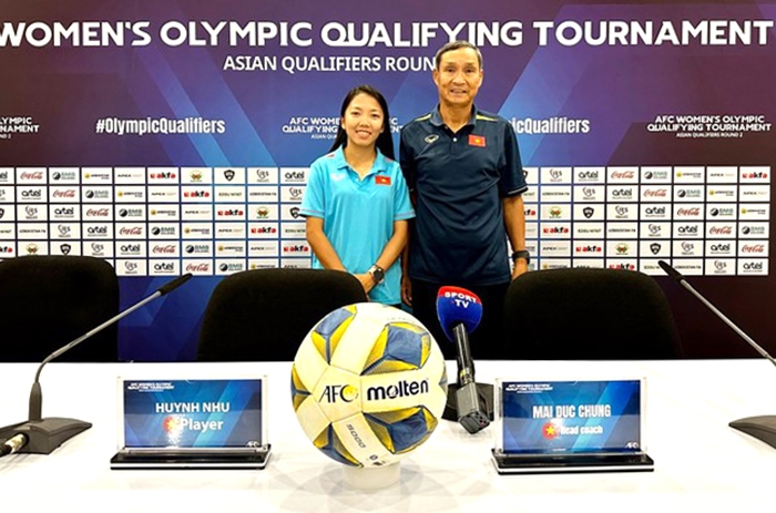 Huỳnh Như và HLV Mai Đức Chung tham gia họp báo trước trận đấu với Uzbekistan