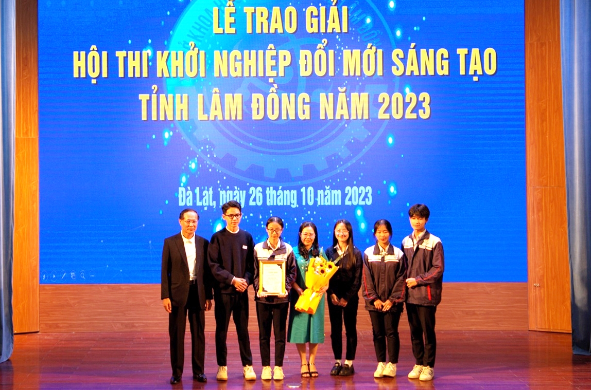 Ban Tổ chức trao giải cho các Dự án và Ý tưởng đoạt giải tại Hội thi Khởi nghiệp đổi mới sáng tạo Lâm Đồng năm 2023