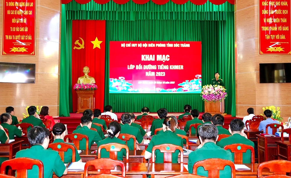 Quang cảnh các đại biểu dự khai mạc lớp bồi dưỡng tiếng Khmer năm 2023 cho cán bộ Bộ đội Biên phòng tỉnh Sóc Trăng