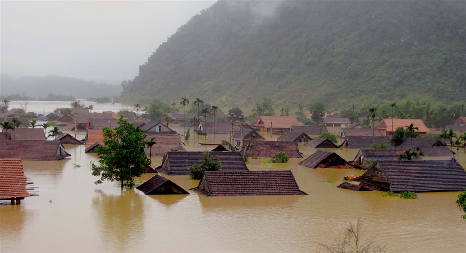  Trận lũ lịch sử năm 2010 với mức nước dâng cao 12m đã nhấn chìm hầu hết các ngôi nhà ở Tân Hoá, người dân phải sơ tán lên các hang đá và vách núi để trú ẩn chờ nước rút.