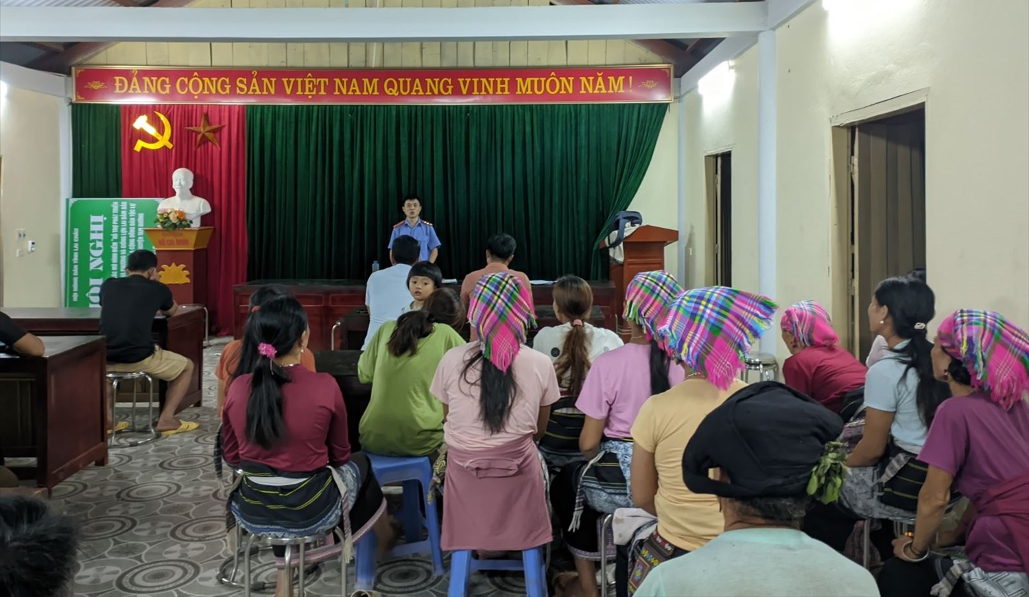 Tổ tuyên truyền của Viện kiểm sát nhân dân huyện Tam Đường tuyên truyền pháp luật cho Nhân dân bản Đông Pao 2, xã Bản Hon, huyện Tam Đường