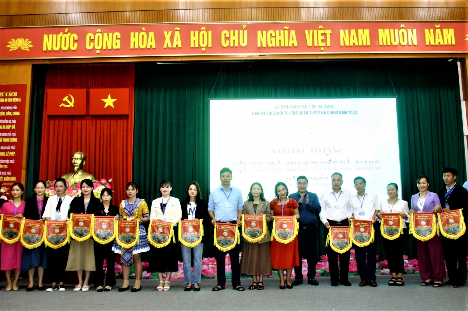 Ông Hoàng Gia Long , Phó Chủ tịch Thường trực UBND tỉnh Hà Giang, tặng cờ lưu niệm cho các đội tham gia Hội thi.