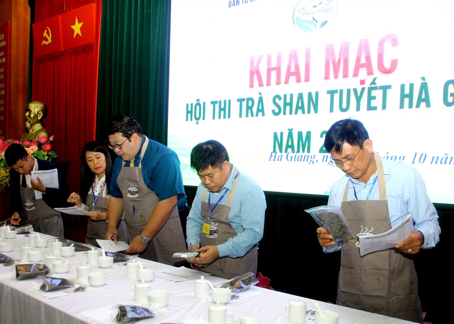 Ban giám khảo Hội thi tiến hành chấm các sản phẩm trà Shan tuyết.