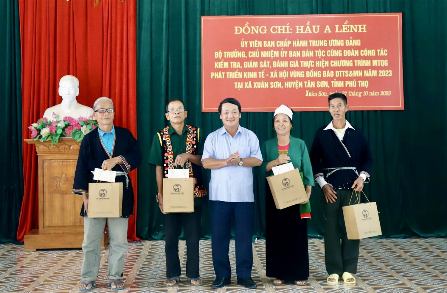 Bộ trưởng, Chủ nhiệm Ủy ban Dân tộc Hầu A Lềnh tặng quà cho Người có uy tín xã Xuân Sơn