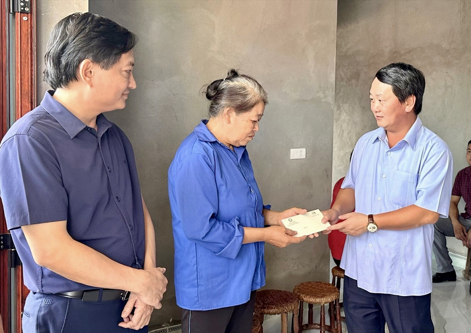 Đoàn công tác thăm hộ gia đình bà Hà Thị Chích, khu Chiềng 1, xã Kim Thượng, huyện Tân Sơn, là một trong những hộ nghèo mới được hỗ trợ xây nhà ở. 