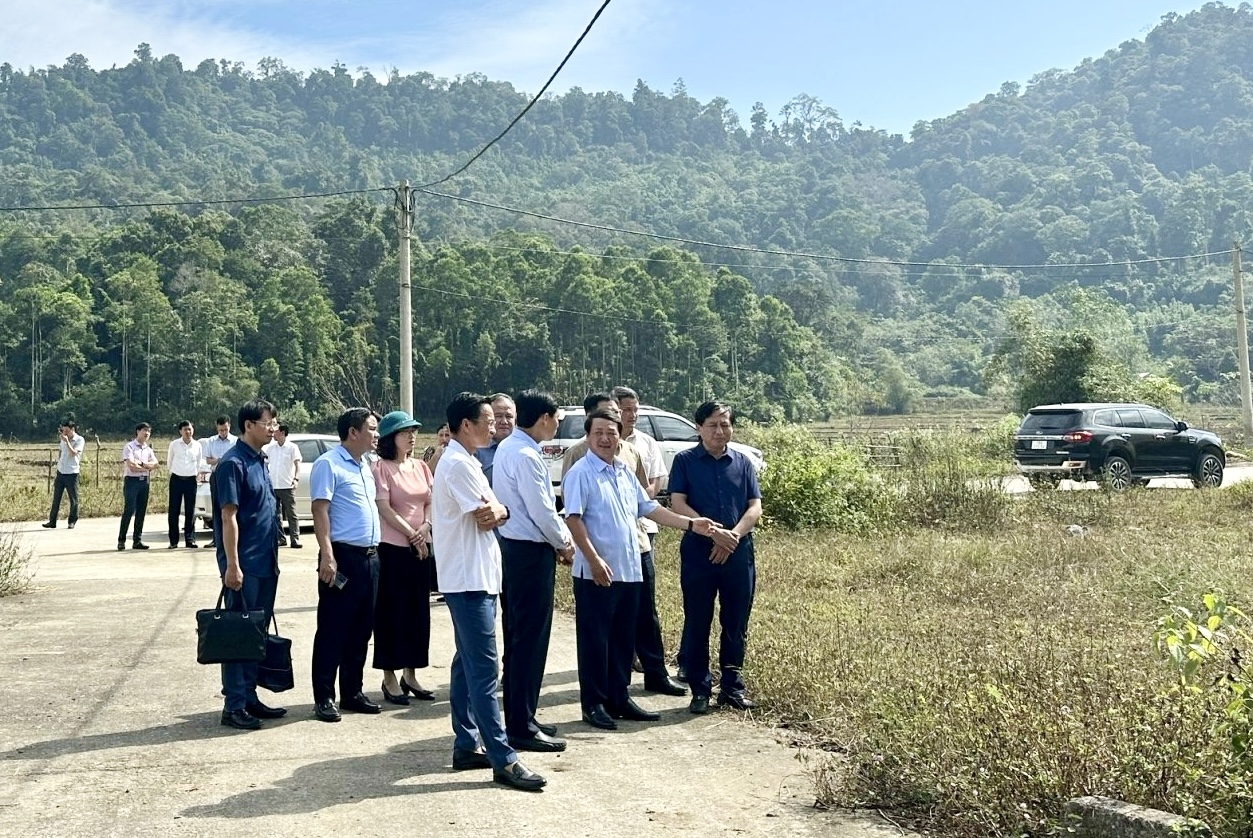 Bộ trưởng, Chủ nhiệm Ủy ban Dân tộc Hầu A Lềnh và Đoàn công tác thăm Khu tái định cư Khu Dù, xã Xuân Sơn 