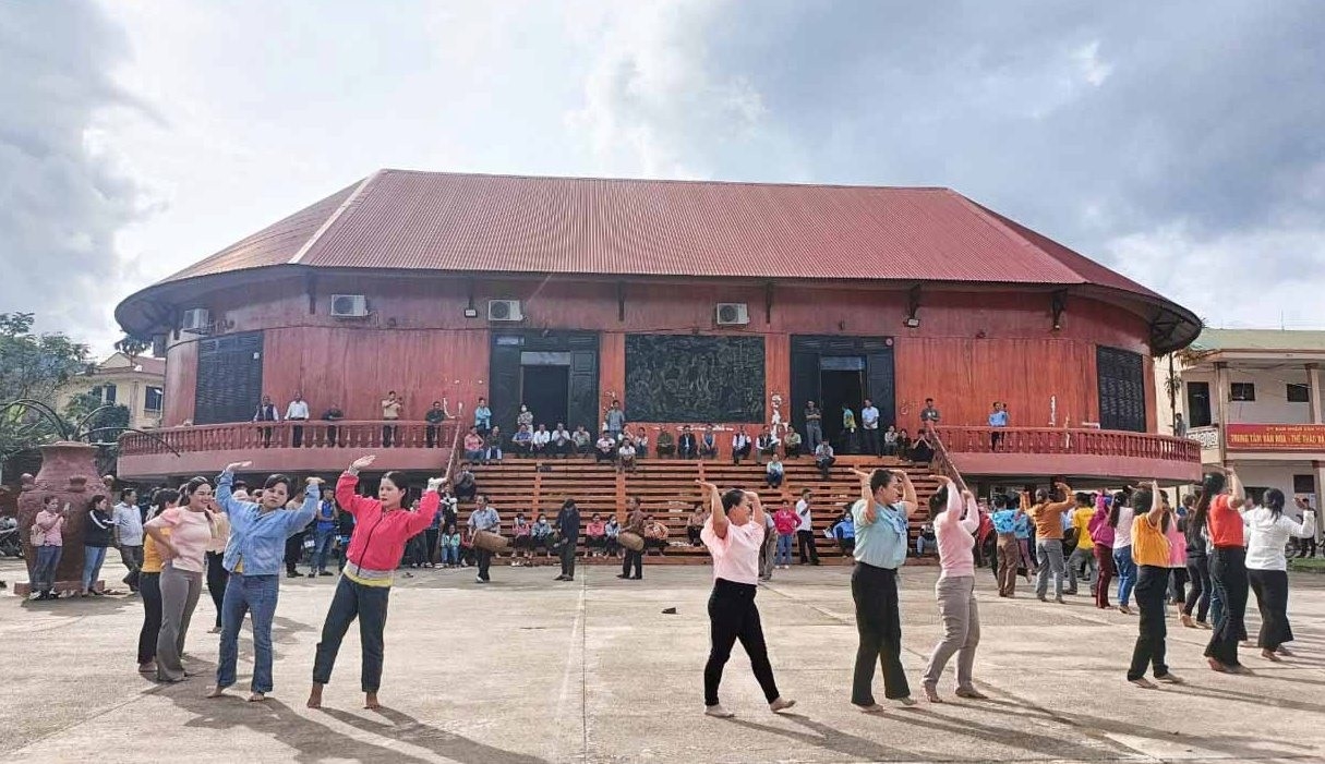 Các lớp tập huấn, truyền dạy múa “Tâng tung da dắ” được mở thường xuyên nhằm bảo tồn, phát huy điệu múa của người đồng bào Cơ Tu