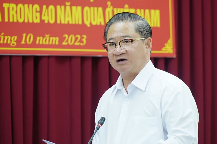 Ông Trần Việt Trường, Chủ tịch UBND TP. Cần Thơ báo cáo với đàn công tác 
