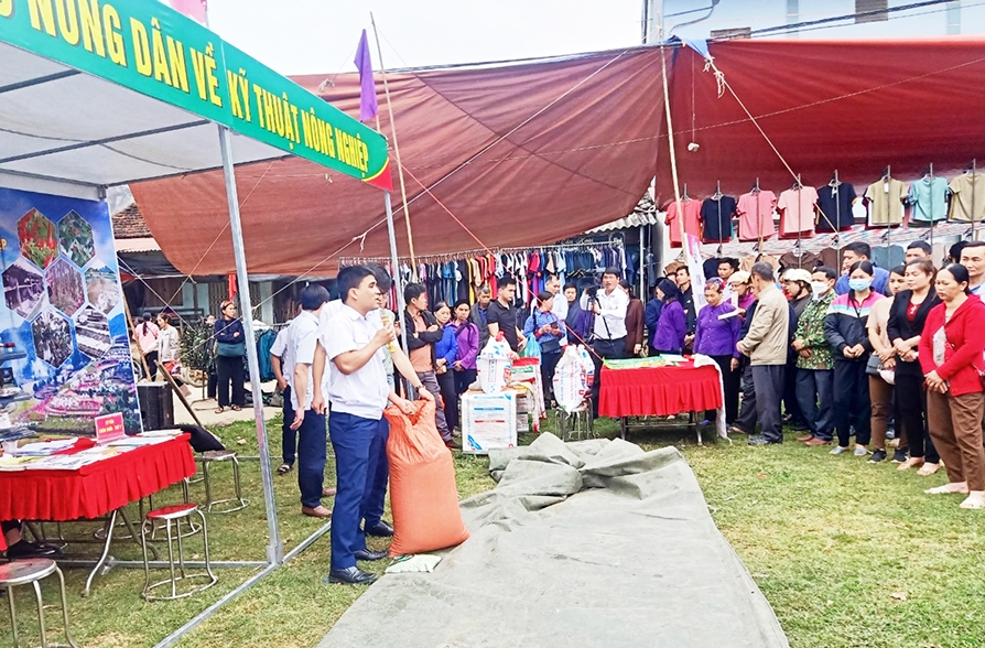 Cán bộ Trung tâm Khuyến nông tỉnh Lạng Sơn hướng dẫn kỹ thuật cho người dân tại điểm chợ phiên Pắc Khuông, xã Thiện Thuật, huyện Bình Gia