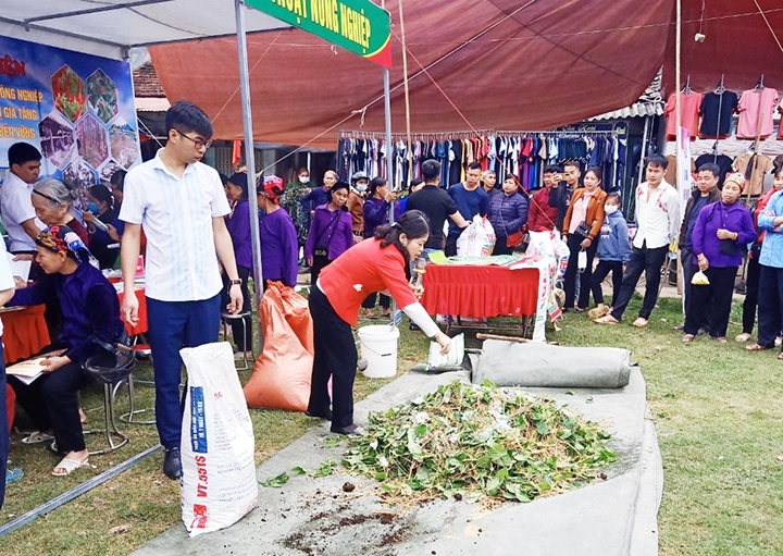 Cán bộ Trung tâm Khuyến nông tỉnh Lạng Sơn hướng dẫn kỹ thuật cho người dân tại điểm chợ phiên Pắc Khuông, xã Thiện Thuật, huyện Bình Gia.