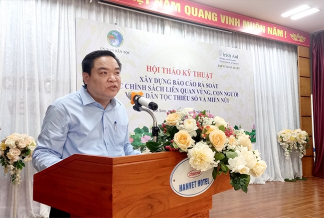Ông Hoàng Văn Tuyên - Vụ trưởng Vụ Chính sách (Ủy ban Dân tộc) phát biểu khai mạc Hội thảo