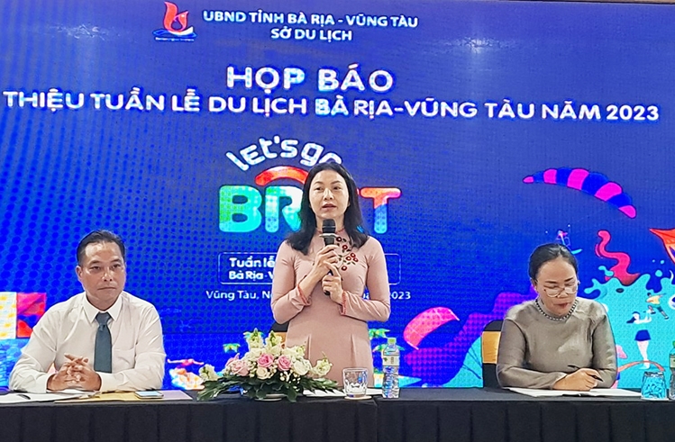 Bà Trần Thu Hiền - Phó Giám đốc Sở Du lịch tỉnh Bà Rịa - Vũng Tàu, đại diện Ban Tổ chức thông tin với báo chí về 