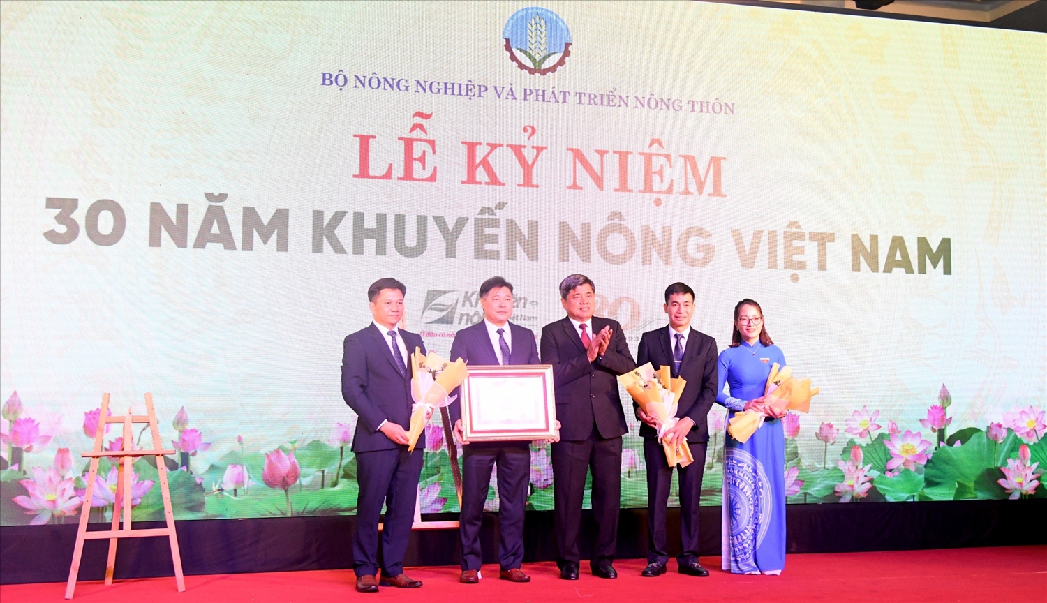 Thứ trưởng Bộ Nông nghiệp và Phát triển nông thôn Trần Thanh Nam trao Bằng khen của Thủ tướng Chính phủ cho Trung tâm Khuyến nông Quốc gia