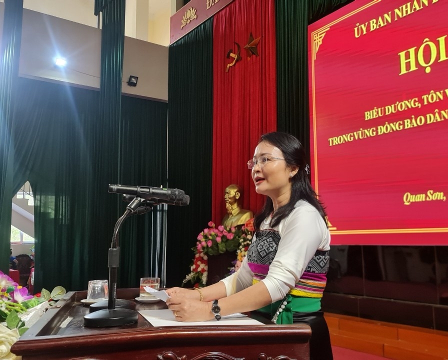Bà Lương Thị Hạnh, Bí thư Huyện Uỷ Quan Sơn phát biểu tại Hội nghị
