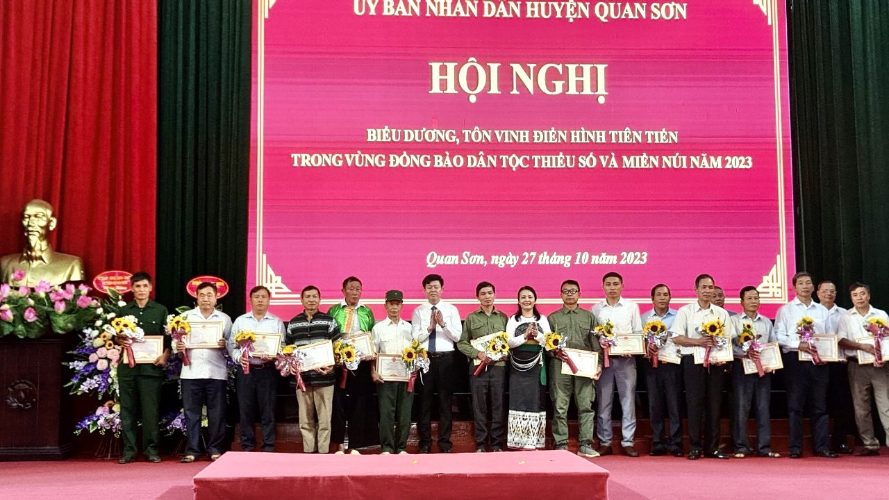 Các cá nhân được Chủ tịch UBND huyện Quan Sơn tặng Giấy khen vì đã có thành tích tiêu biểu, điển hình tiên tiến trong vùng đồng bào DTTS &MN huyện nQuan Sơn giai đoạn 2021- 2023