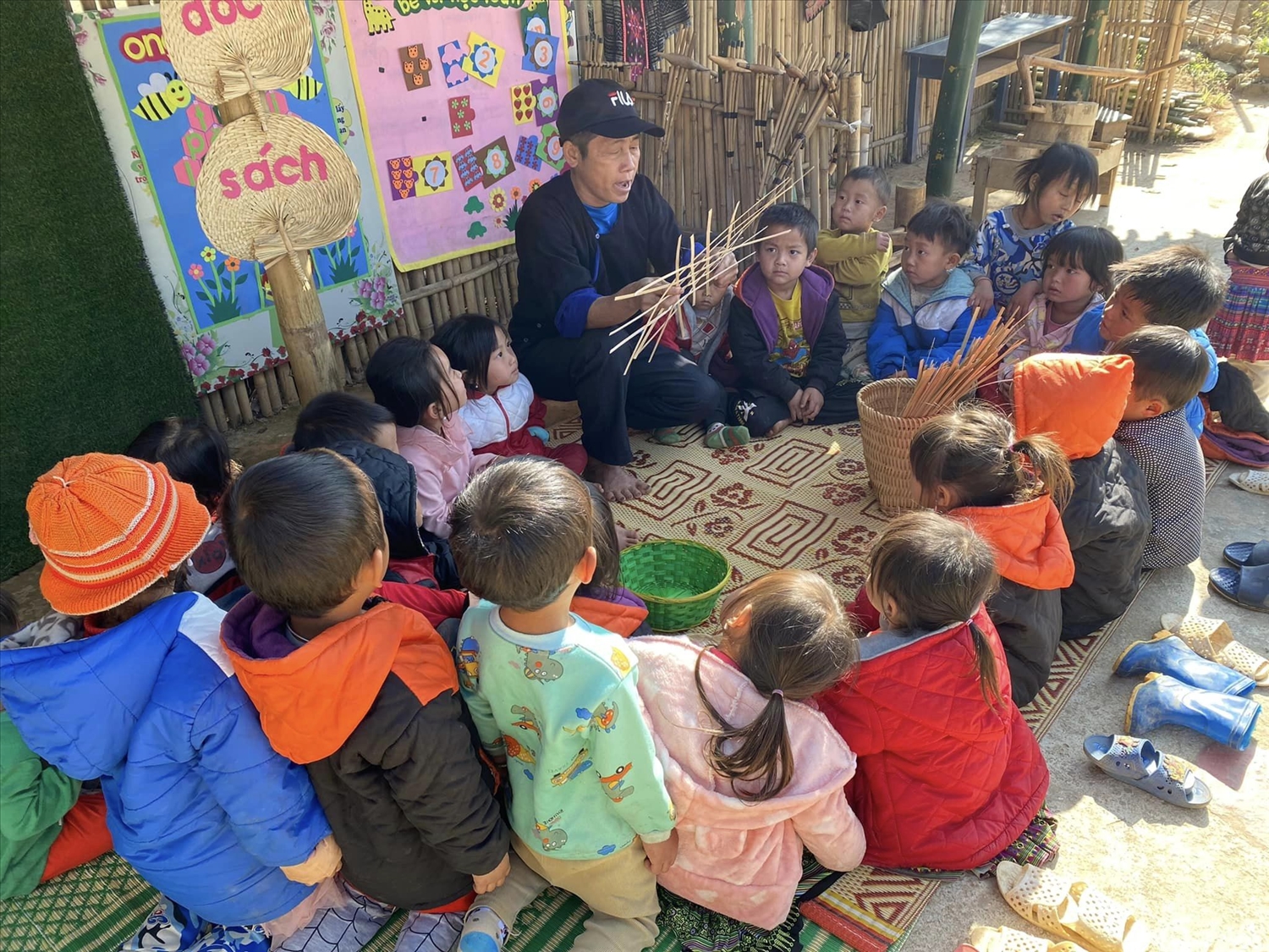 Học sinh mầm non vùng cao Mù Cang Chải, tỉnh Yên Bái trải nghiệm nghề đan lát của dân tộc Mông.
