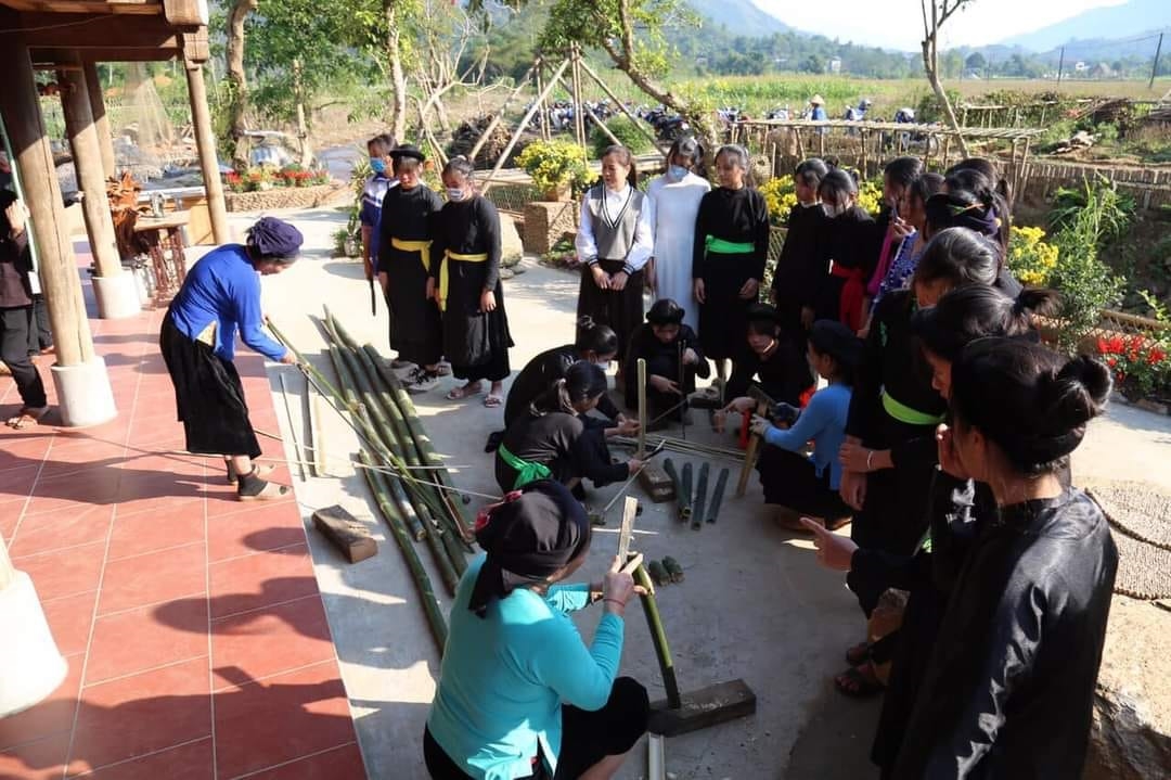 Học sinh dân tộc Tày trường THPT số 3 Bảo Yên, tỉnh Lào Cai thực nghiệm tại bản làng ở xã Nghĩa Đô.