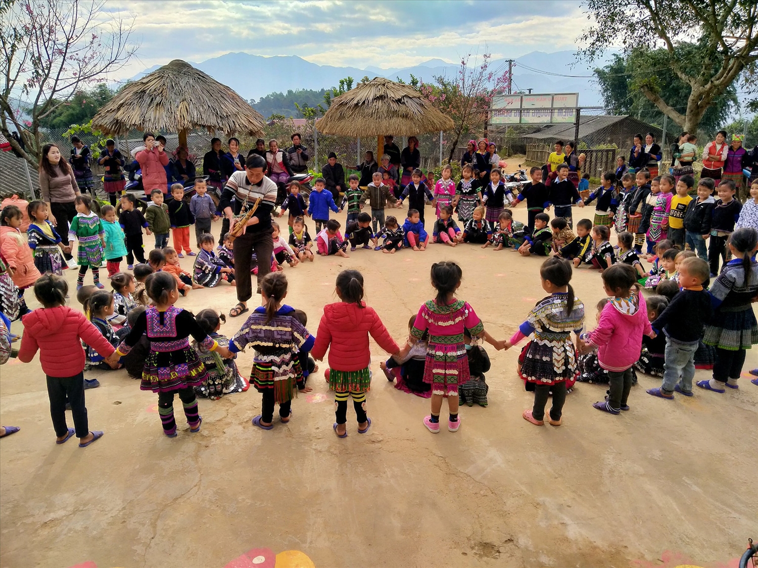 Học sinh vùng cao Mù Cang Chải, tỉnh Yên Bái trải nghiệm văn hóa thổi và múa khèn của dân tộc Mông.