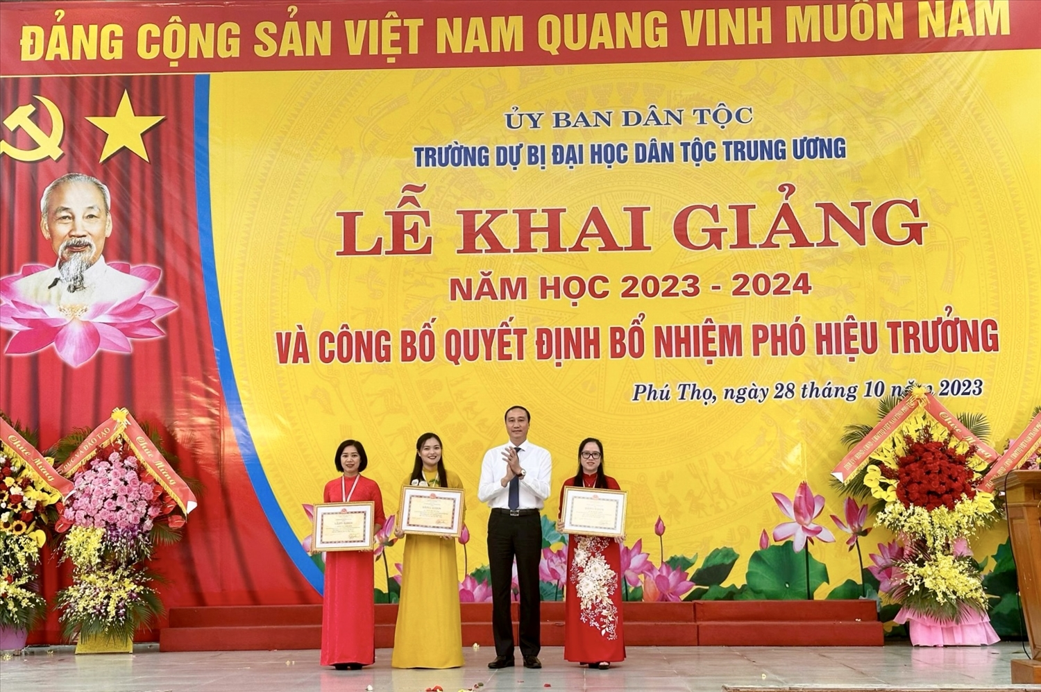 Phó Bí thư Thường trực Tỉnh ủy Phùng Khánh Tài tặng Bằng khen của UBND tỉnh Phú Thọ cho các cá nhân 