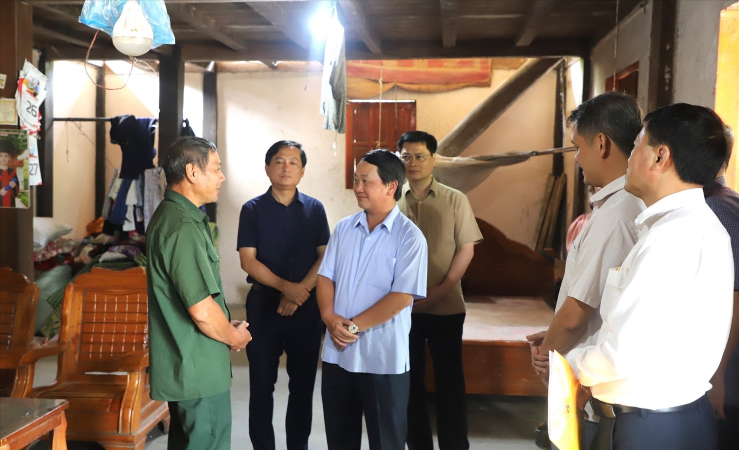 Bộ trưởng, Chủ nhiệm UBDT Hầu A Lềnh thăm, tặng quà cho ông Hà Văn Thiên, Khu Lấp, xã Xuân Sơn là thương binh, gia đình đã thoát nghèo từ năm 2019