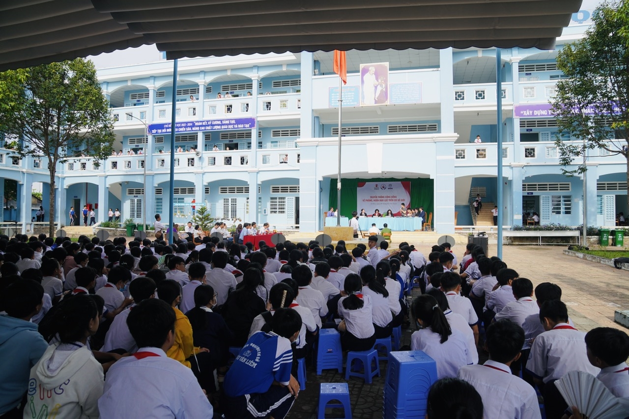 Các em học sinh trường THCS Châu Văn Liêm (quận Ô Môn) tham gia buổi truyền thông