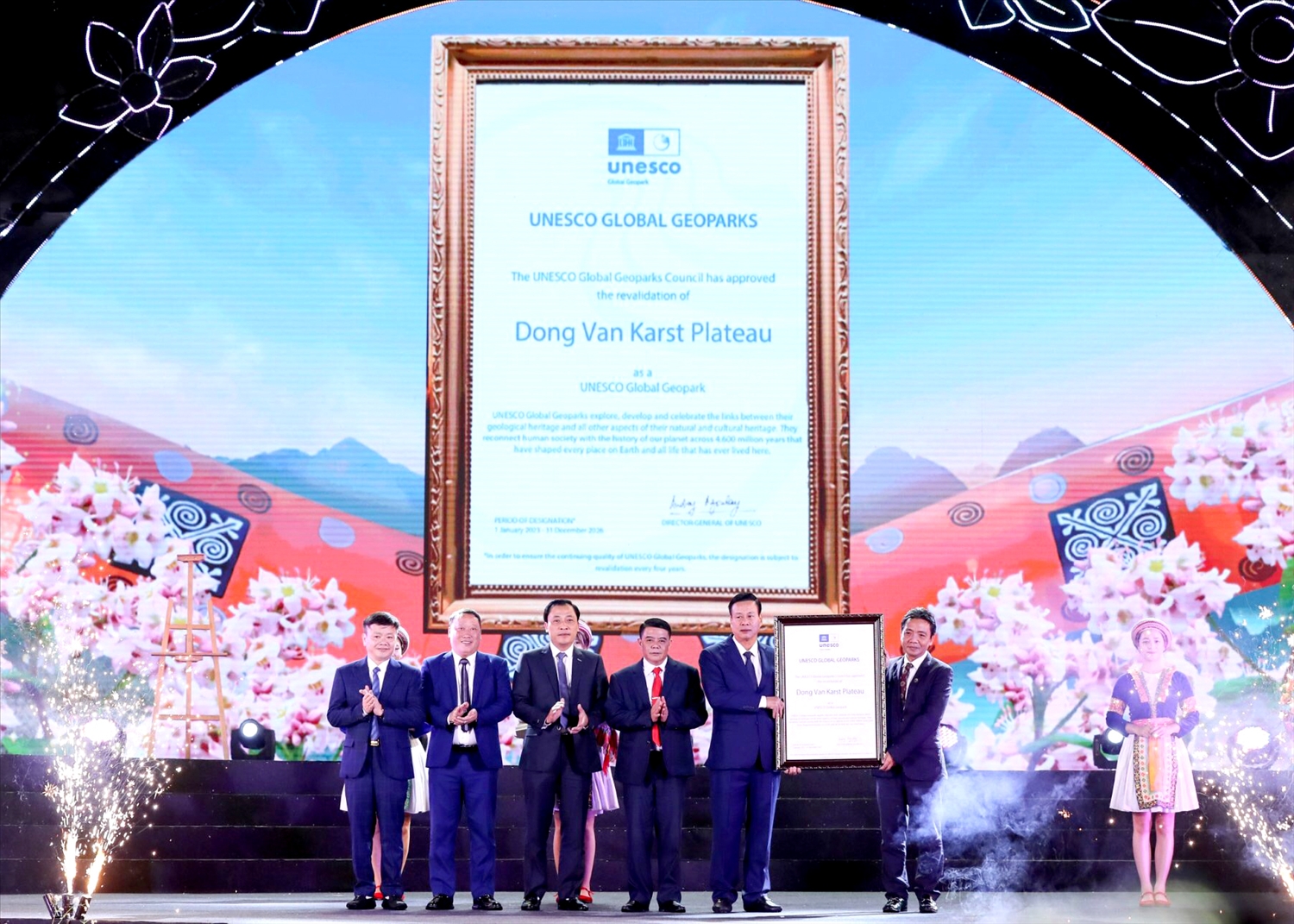 Đồng chí Hoàng Đạo Cương, Thứ trưởng Bộ Văn hoá, Thể thao và Du lịch, Phó Chủ tịch Ủy ban Quốc gia UNESCO Việt Nam đã trao Bằng chứng nhận danh hiệu Thành viên mạng lưới CVĐC toàn cầu UNESCO Cao nguyên đá Đồng Văn lần thứ III cho tỉnh Hà Giang.