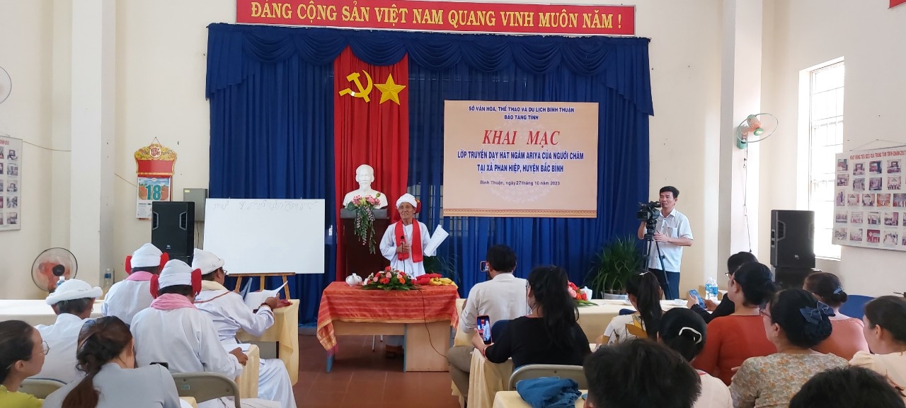Sư cả Thường Xuân Hữu, Chủ tịch Hội đồng Chức sắc BLMG tỉnh Bình Thuận đang truyền dạy tiết học Ariya tại Trung tâm TBVH Chăm ở Bắc Bình 