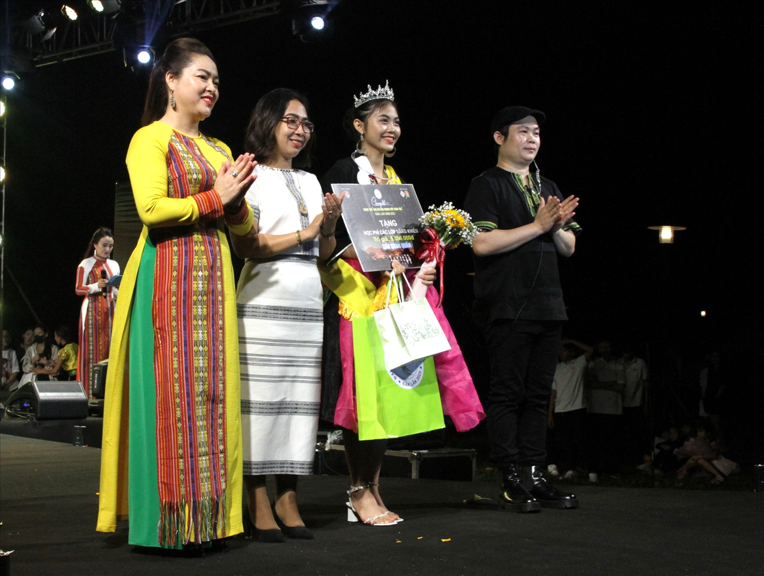 Ban tổ chức trao giải Quán quân cho thí sinh Lê Hoàng Phương, dân tộc Sán Chay