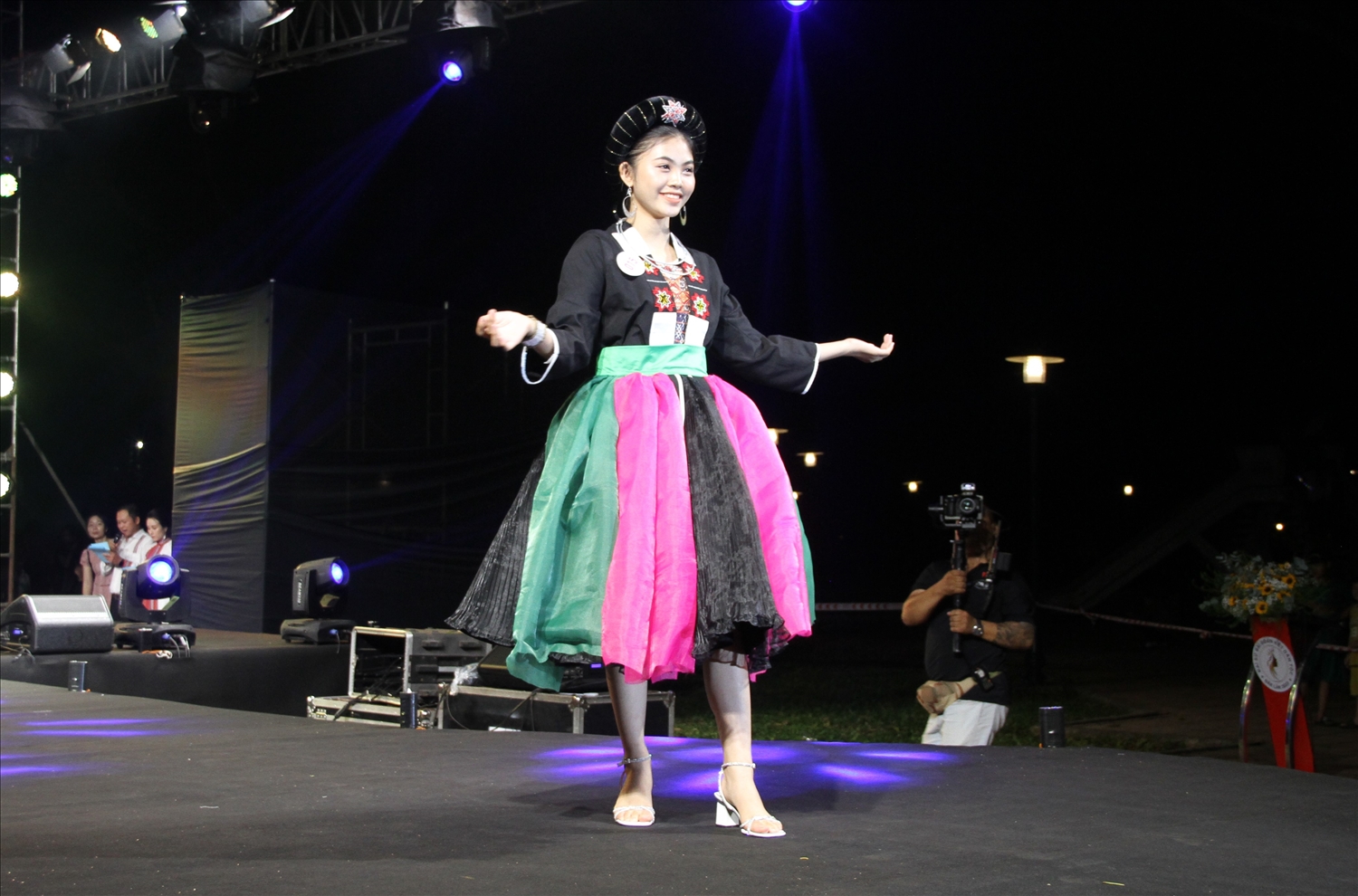 Thí sinh Lê Hoàng Phương trong phần thi trình diễn trang phục truyền thống