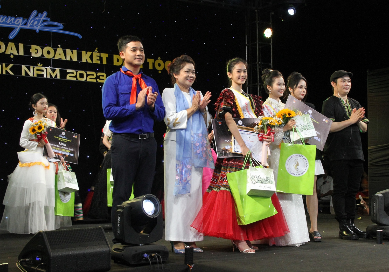 Trưởng Ban Dân tộc Đắk Lắk H’yâo Knul (thứ 2 từ trai qua) cùng thành viên Ban tổ chức trao giải Thí sinh có Khuôn mặt khả ái và giải Thí sinh Catwalk đẹp nhất