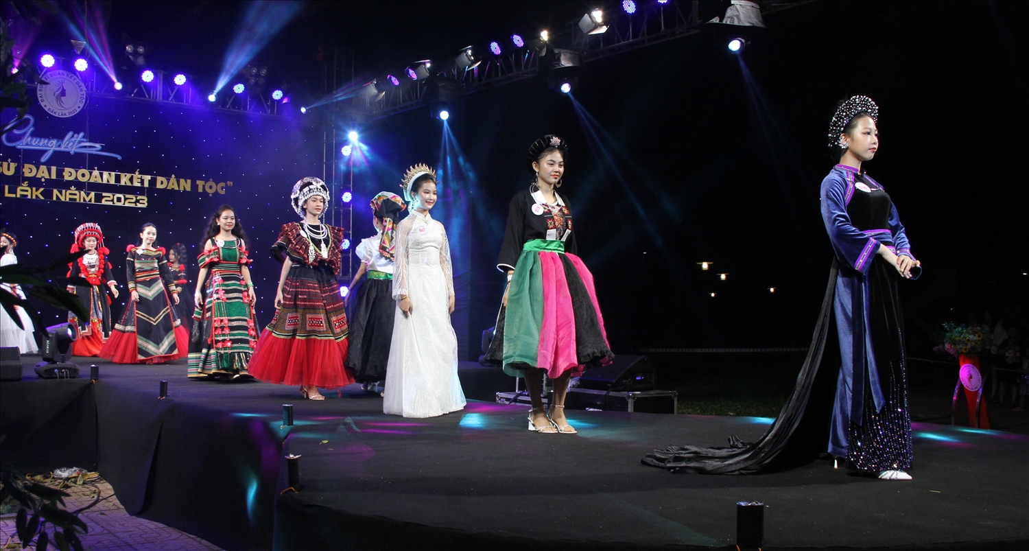 Phần thi trình diễn trang phục truyền thống các dân tộc của thí sinh tham gia Cuộc thi Đại sứ Đại đoàn kết dân tộc tỉnh Đắk Lắk