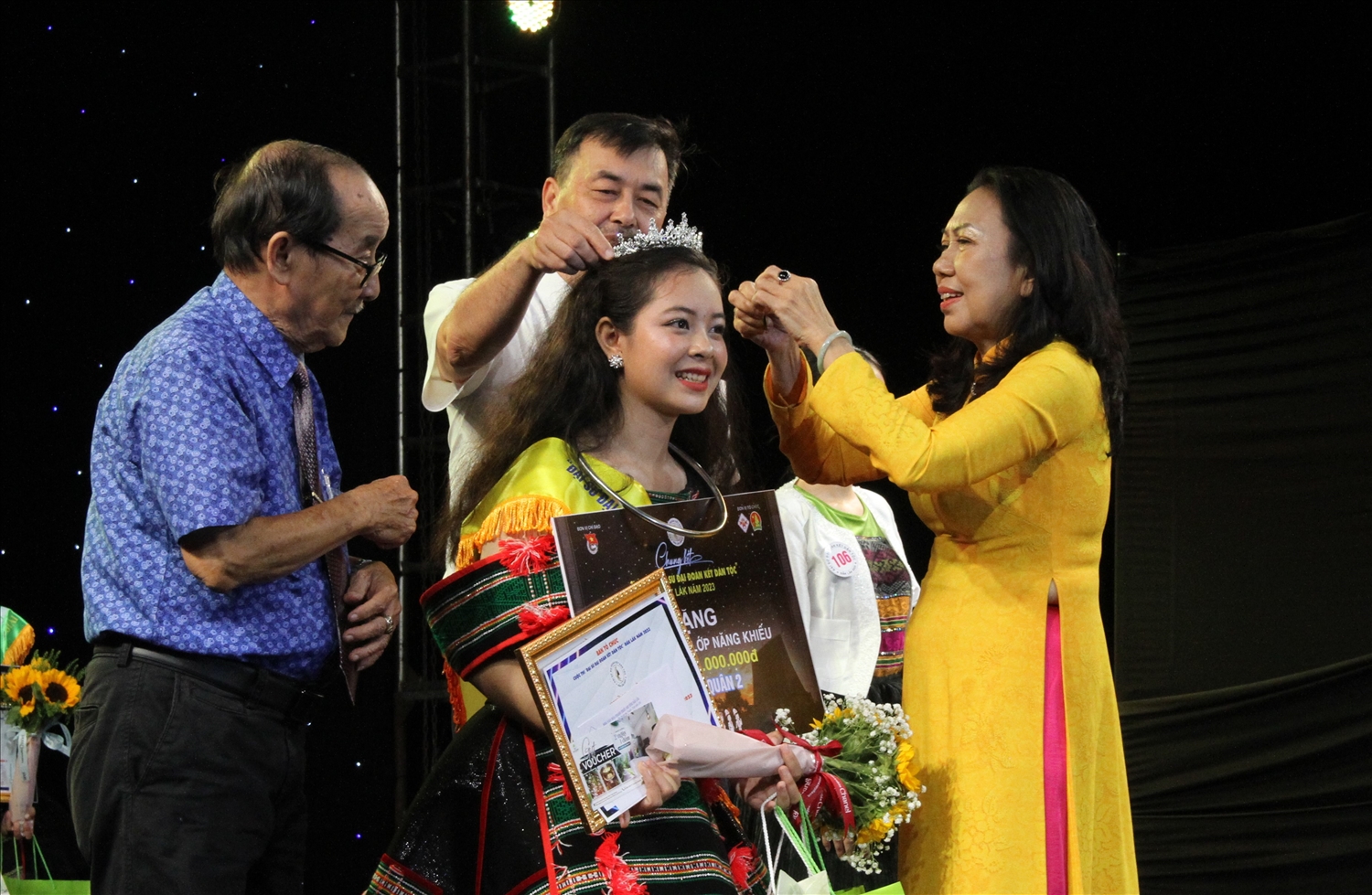 Trao giải Á quân 2 cho thí sinh H Wion Sruk dân tộc Mnông 