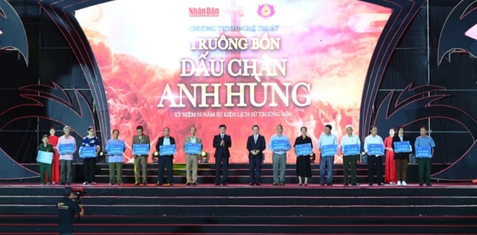 Với tấm lòng tri ân sâu sắc, Ban tổ chức chương trình nghệ thuật tặng 14 sổ tiết kiệm tới thân nhân 13 liệt sĩ và bà Trần Thị Thông – nhân chứng lịch sử