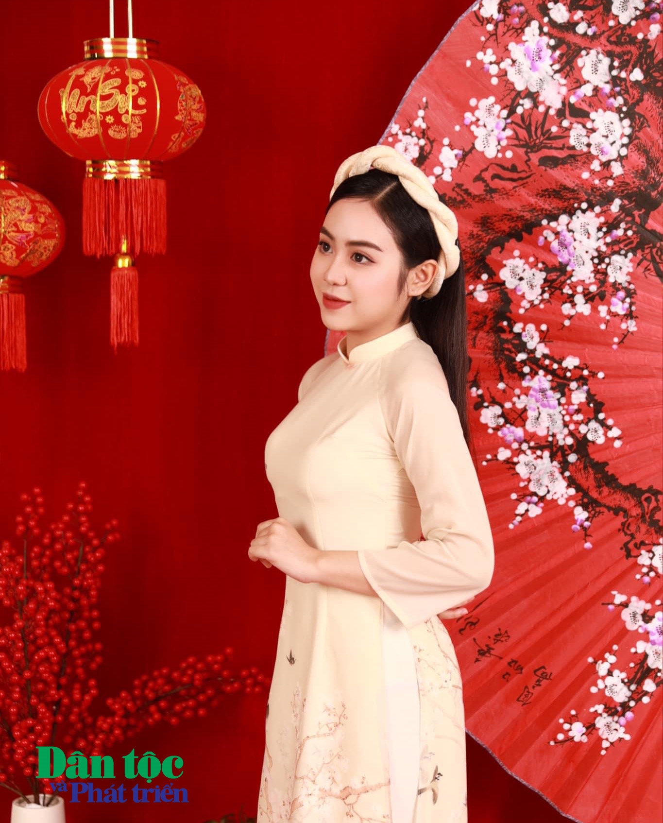 Maysa Phanthaboouasy trong trang phục áo dài truyền thống Việt Nam
