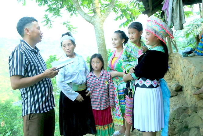 Người có uy tín trong thôn Nà Cào, xã Thượng Nông tuyên truyền phòng chống tảo hôn cho bà con