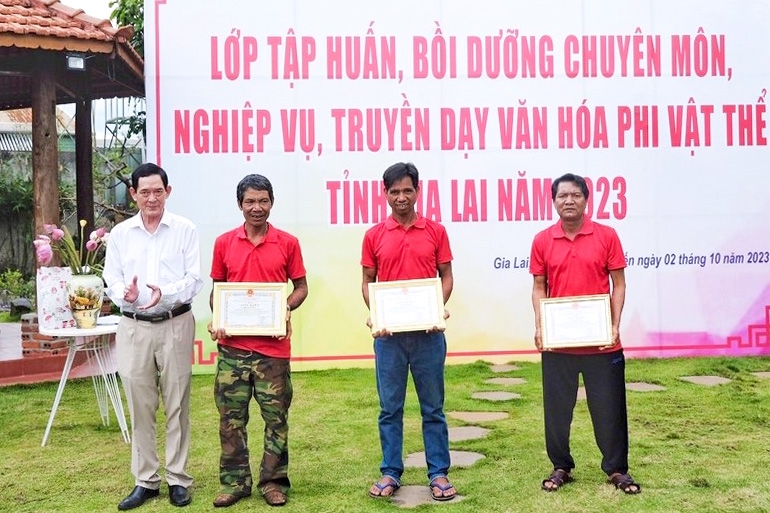 Sở Văn hóa - Thể thao và Du lịch tỉnh Gia Lai trao giấy chứng nhận, giấy khen cho các học viên Gia Rai tham gia lớp tập huấn