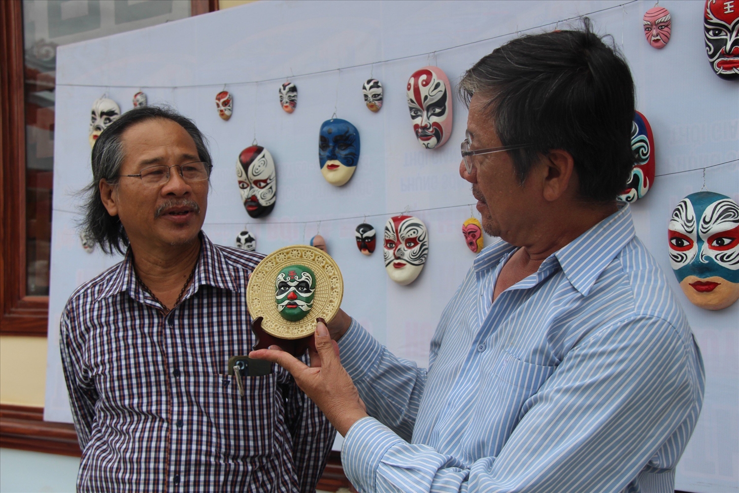 Những chiếc mặt nạ được vẽ trên chất liệu composite của ông Vân. 