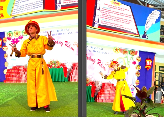 Hình ảnh ghi lại cảnh Phú Lê mặc trang phục như vua chúa nước ngoài, ca hát trên sân khấu trường tiểu học, trong chương trình Trung thu