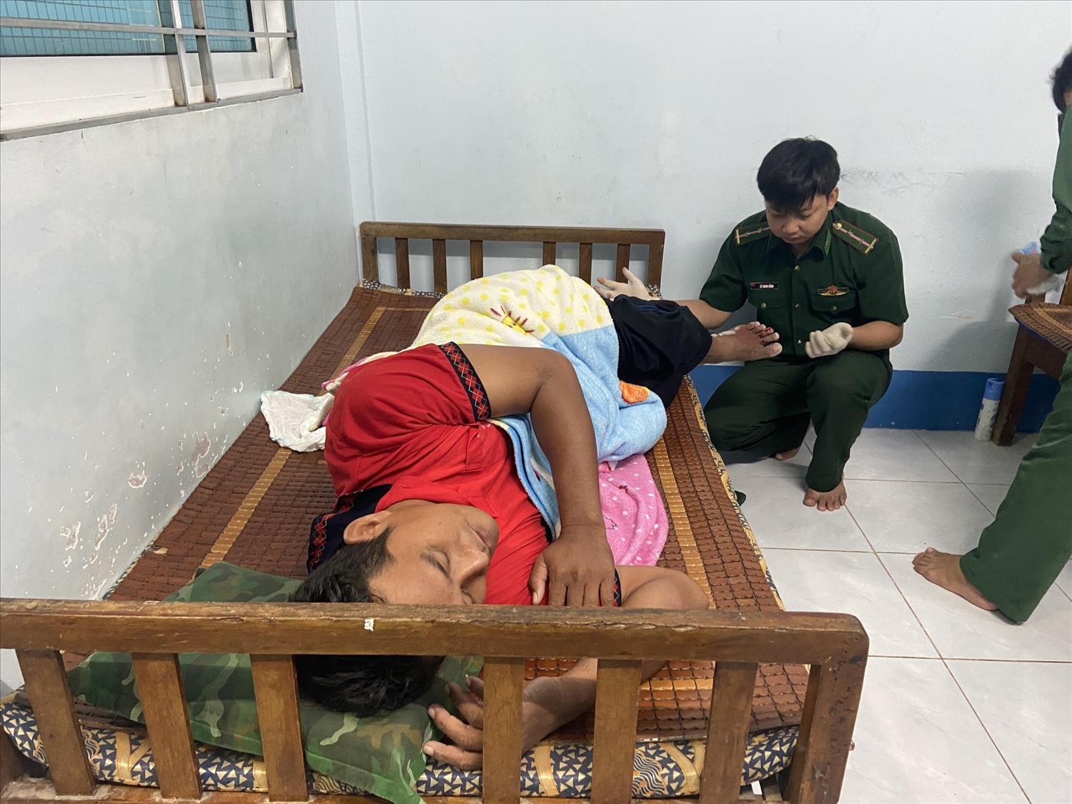 Cán bộ chiến sỹ BĐBP Cà Mau chữa trị vết thương cho ngư dân bị thương.