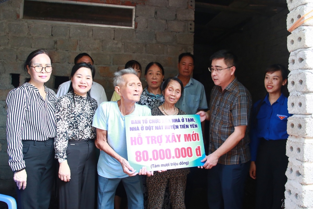 Lãnh đạo huyện Tiên Yên trao tiền ủng hộ xóa nhà dột nát cho người dân trên địa bàn