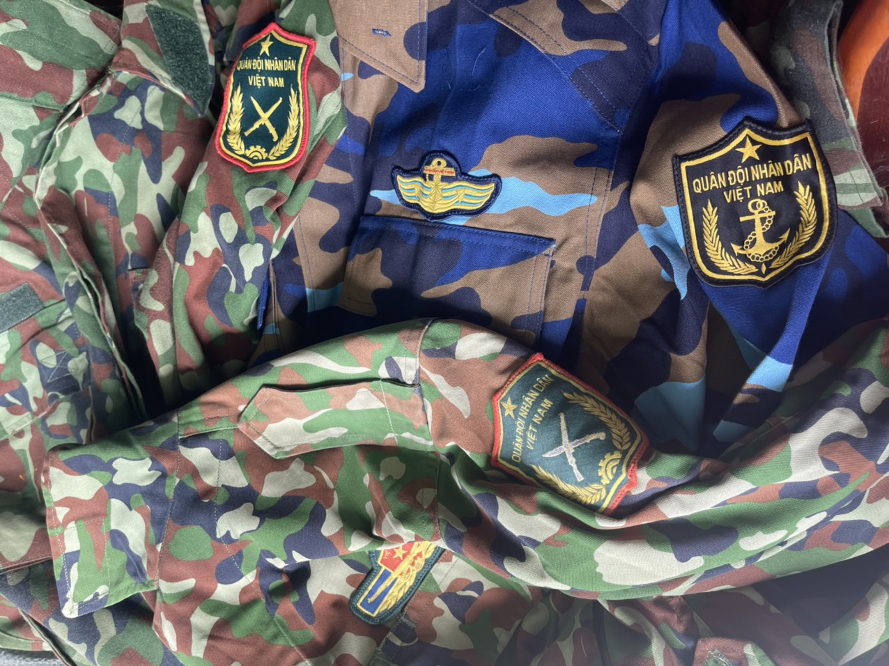 Quần áo, quân tư trang quân đội được phát hiện tại cửa hàng