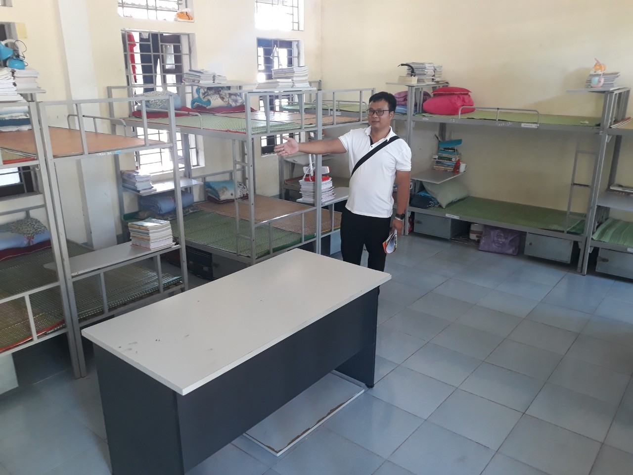 Phòng học được dùng tạm làm chỗ ngủ, nghỉ cho gần 20 học sinh tại trường PTDTBT THCS huyện Quỳ Hợp