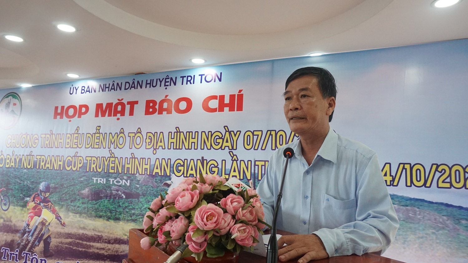 Ông Trần Minh Giang, Phó Chủ tịch UBND huyện Tri Tôn, Trưởng Ban tổ chức Lễ hội chia sẻ thông tin với Báo chí