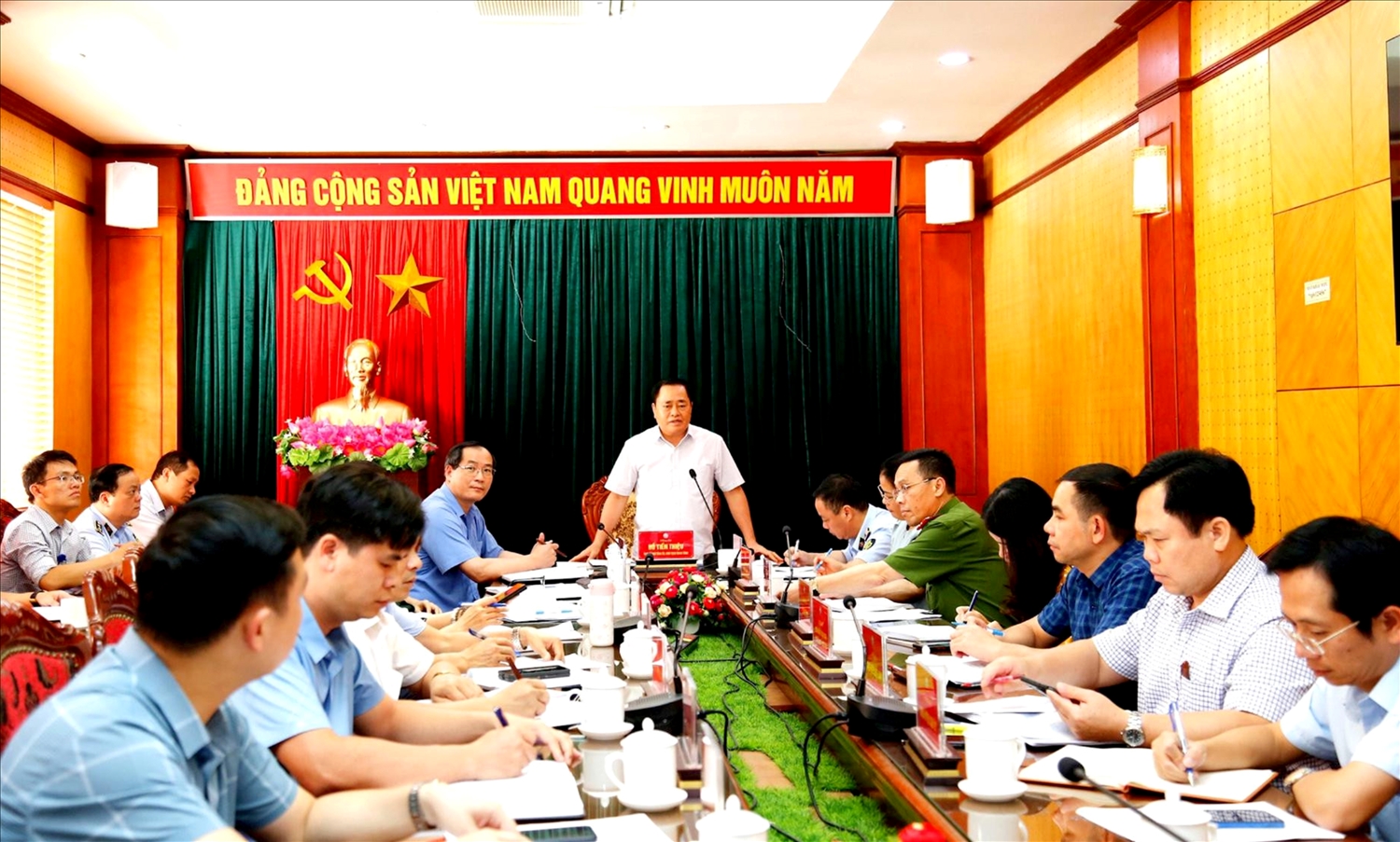 Ông Hồ Tiến Thiệu, Chủ tịch UBND tỉnh Lạng Sơn chủ trì cuộc họp 