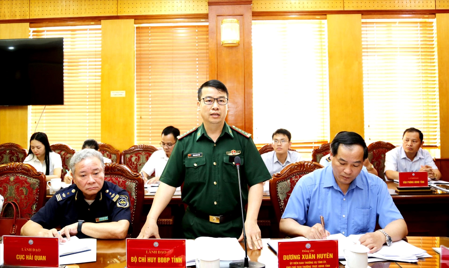 Đại tá Nông Quang Tám - Phó Chỉ huy trưởng Bộ Chỉ huy BĐBP tỉnh Lạng Sơn phát biểu tại cuộc họp