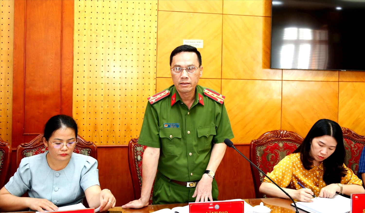 Đại tá Nguyễn Minh Tuấn - Phó Giám đốc CA tỉnh Lạng Sơn phát biểu tại cuộc họp