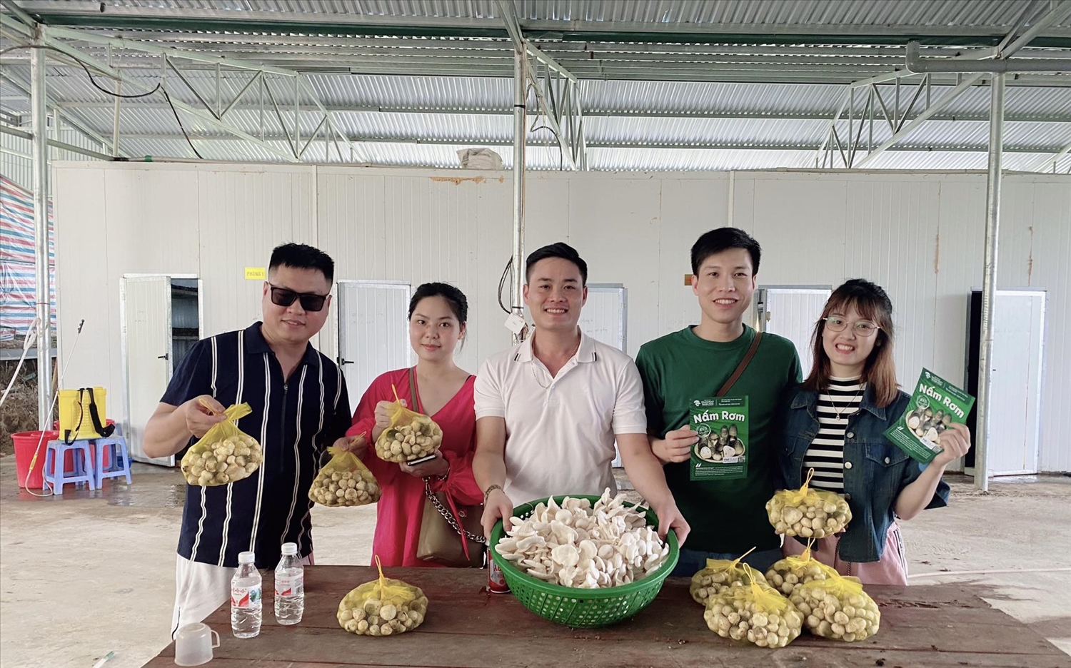 Các bạn trẻ giới thiệu sản phẩm nấm của HTX Thuận Phát