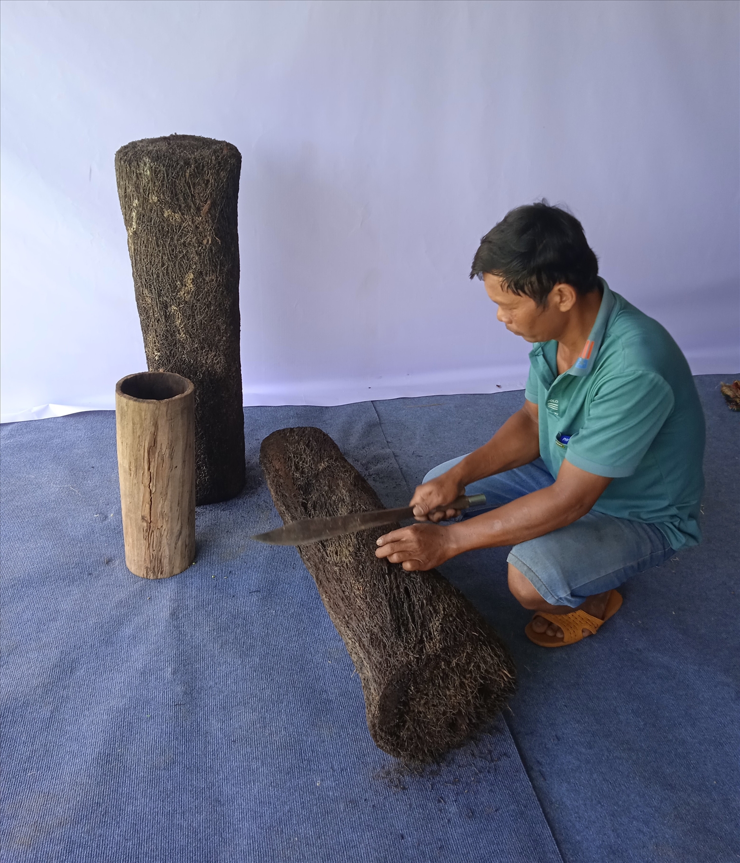 Anh Nguyễn Văn Quyết dùng dao phân chia cây dớn để tạc tượng cổng làng Xơ Đăng.