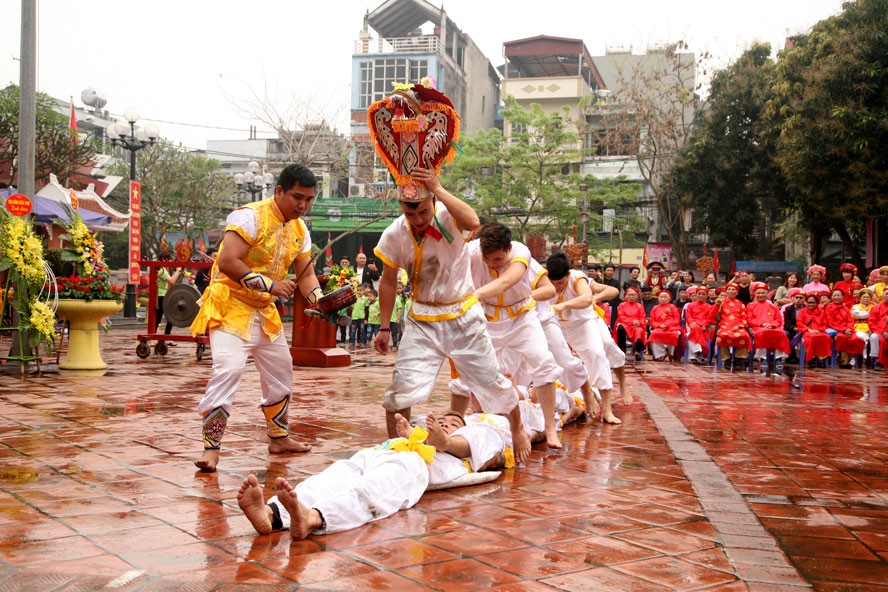 Màn múa rắn trong lễ hội làng Trường Lâm (quận Long Biên). Ảnh: Linh Tâm